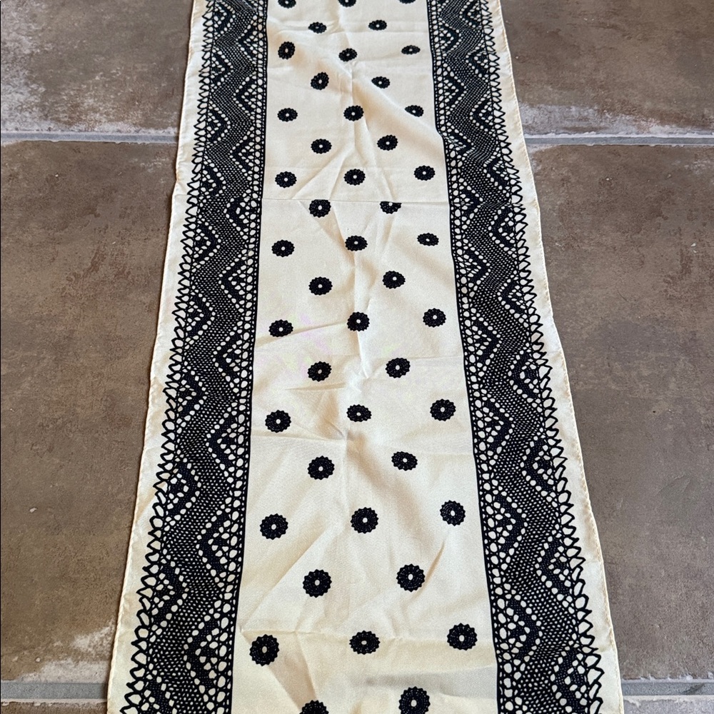 Vintage Vera Neumann Long Scarf – Lace Print Border 
Scarf - Picture 4 of 9